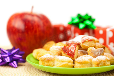 “盘子、饼干、坚果、苹果、蝴蝶结、盒子、礼物、圣诞舞会”