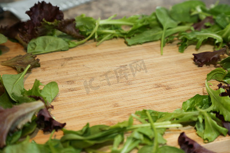 吃春摄影照片_春拌生菜框，砧板上的生菜框