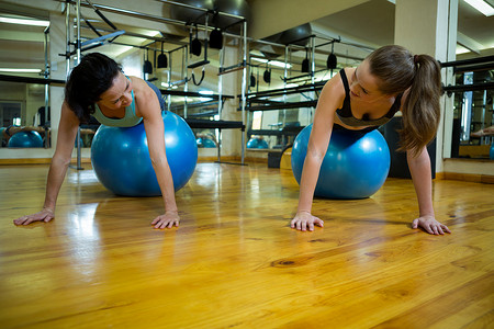 女性在健身球上锻炼时互动