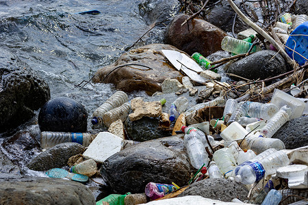 塑料污染被扔到破坏环境和杀死海洋生物的水域