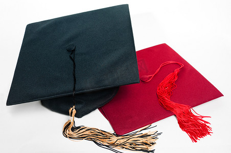 带流苏的黑色和红色毕业帽。