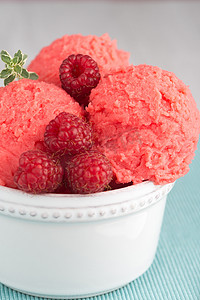 红色水果冰淇淋