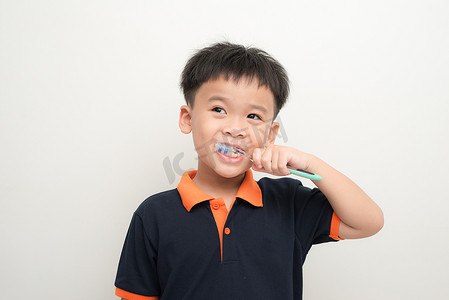 英俊的小男孩刷牙