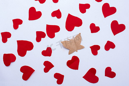 纸蝴蝶摄影照片_红色的纸蝴蝶和纸心