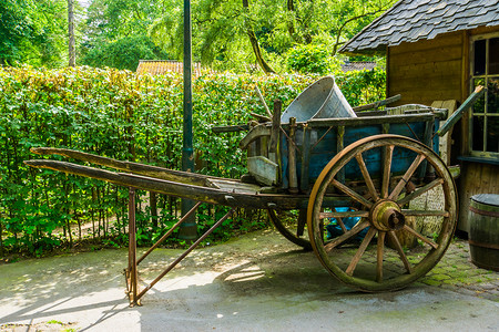 农业设备摄影照片_古董木车、怀旧的农业设备、古老的交通工具
