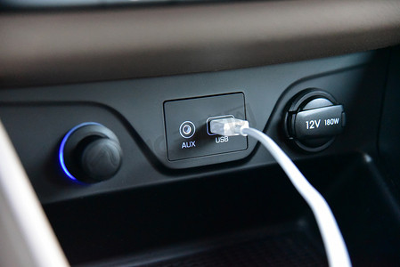将 USB 电缆连接到汽车仪表板上的 USB 端口