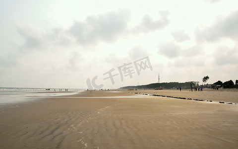空荡荡的太阳海沙滩地平线背景与复制空间。