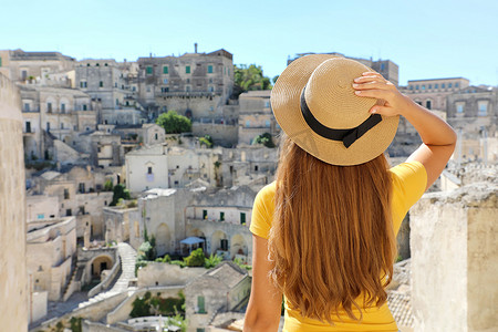 参观意大利历史名镇马泰拉的年轻美丽女游客