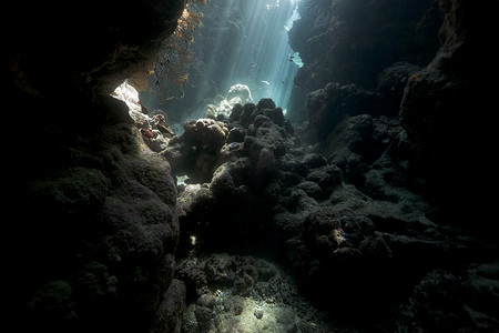 红海中的水下洞穴和阳光。