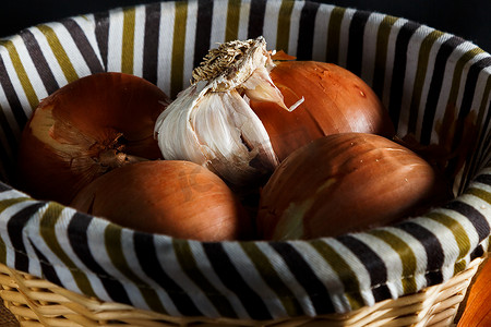 洋葱和大蒜摄影照片_新鲜的洋葱和大蒜头静物画。