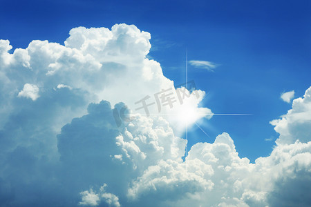 白云中的摄影照片_白云中的阳光