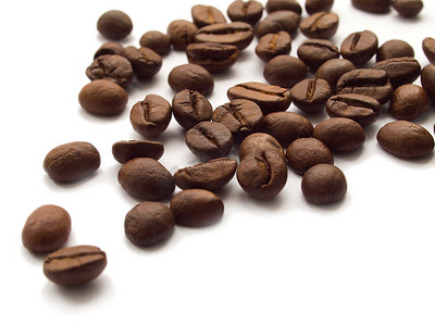 kafe摄影照片_白色背景中的烘焙咖啡豆