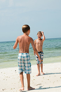 海滩上的两个小男孩