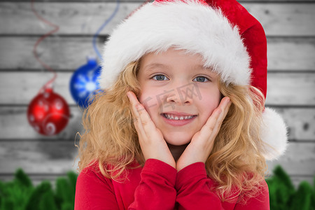 戴着圣诞帽的小女孩对着镜头微笑