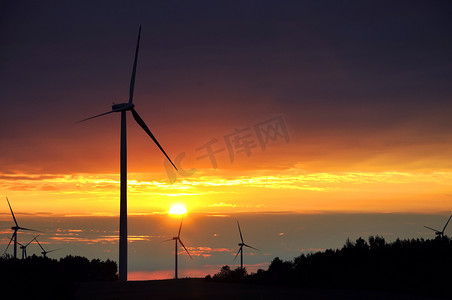 日出的风摄影照片_在美好的日落期间的风轮机
