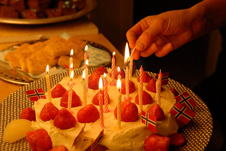 带蜡烛蛋糕摄影照片_斯堪的纳维亚生活方式——带蜡烛的美味生日蛋糕
