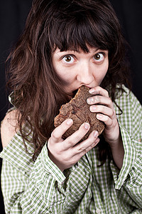 吃面包的乞丐女人