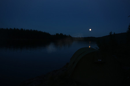 满月时在 Nordmarka 的湖边露营。