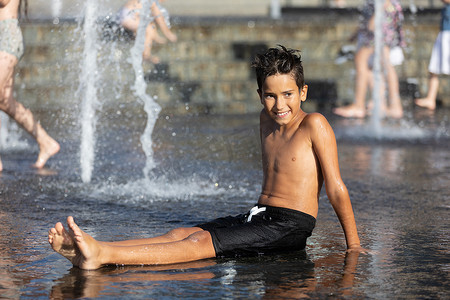炎炎夏日摄影照片_快乐的孩子们在喷泉里玩耍