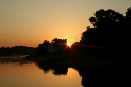 河上的日出