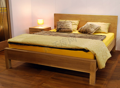 有木床和羊毛的卧室