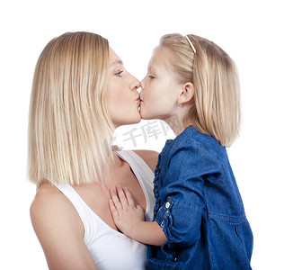 母亲和女儿接吻