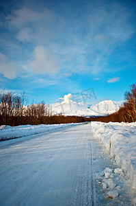 下雪感冒摄影照片_雪路