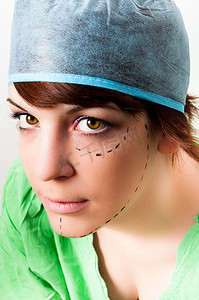 年轻女子脸上画的线条作为面部塑料 su 的标记
