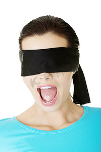 一个年轻的眼罩女人尖叫的画像