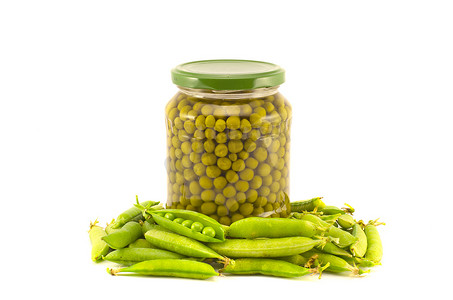 存在摄影照片_青豌豆蔬菜罐头保存在玻璃罐罐中，与白色隔离