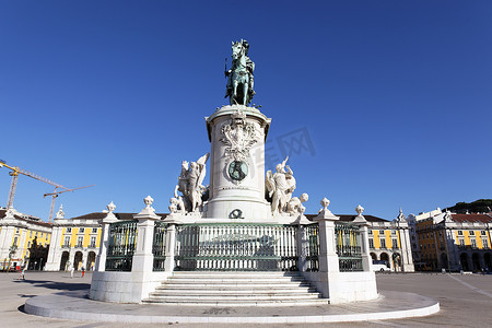 古典雕像摄影照片_商业广场上的著名雕像