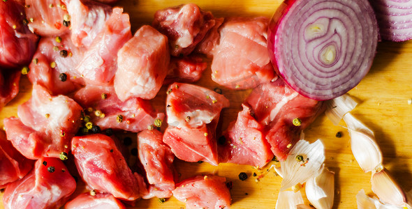 生肉切成块，准备烹调的猪肉，红肉
