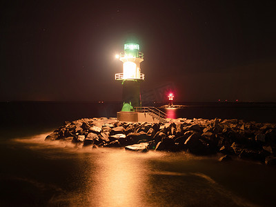 灯塔信号灯摄影照片_Westmole Leuchturm，港口防波堤的闪亮信号灯
