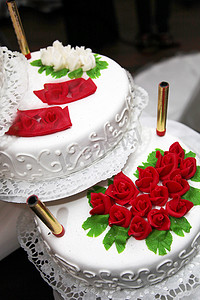 用红玫瑰装饰的婚礼蛋糕