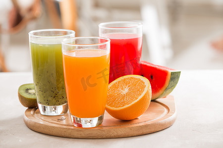 新鲜果汁冰沙三杯红绿橙热带水果西瓜、猕猴桃、橙子。