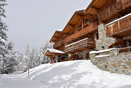 雪中​​的滑雪度假村酒店