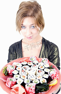 拿着寿司的女孩