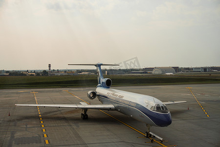 黑格摄影照片_布达佩斯，匈牙利，CIRCA 2020：匈牙利马列夫航空公司（MA）在布达佩斯费伦茨李斯特国际机场（BUD）（前身为布达佩斯 Ferihegy）的一架停飞飞机的景色