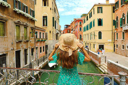 被威尼斯风景迷住的甜美浪漫女孩。