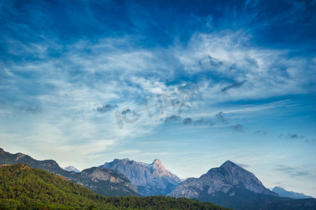 风景黑色摄影照片_夕阳下的山海风景