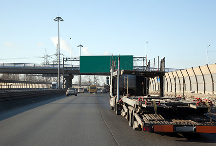 高速公路标线摄影照片_有拖车的卡车在高速公路