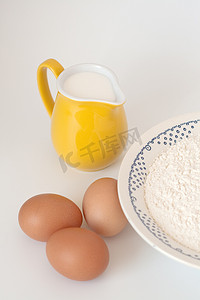 糕点培训摄影照片_“一罐牛奶、鸡蛋和面粉”