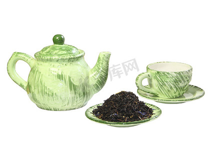 “绿茶壶、杯子和碟子上的红茶”
