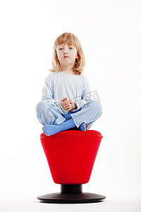 坐在凳子上的孩子摄影照片_坐在红色凳子上的男孩