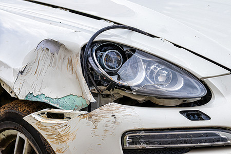 破损汽车摄影照片_车祸后破损的汽车。