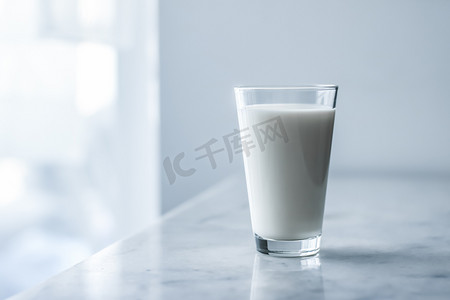 世界牛奶日，大理石桌上满满的玻璃杯