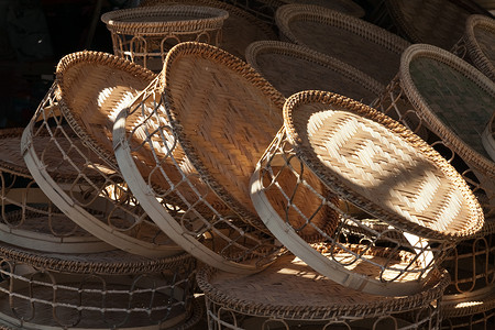 芦苇人摄影照片_“老挝，柳条编织的芦苇篮子和市场上的容器，图案编织”