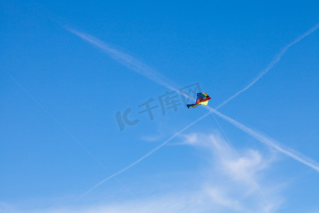 风筝在背景蓝天上飞翔