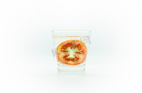 白色背景玻璃分离苏打水中的番茄