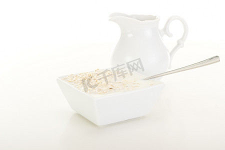 平衡膳食摄影照片_牛奶燕麦片